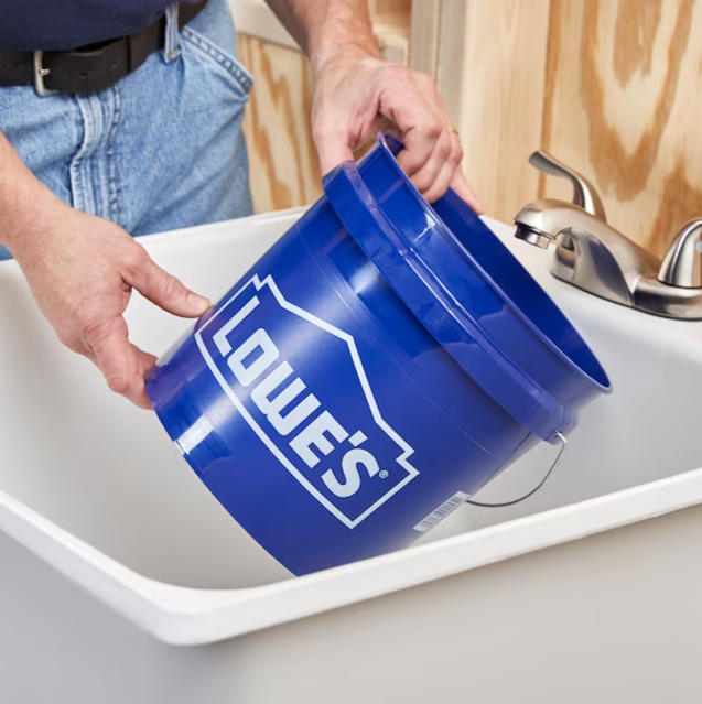Lowe's 2 Gallon(s) Plastic General bucket